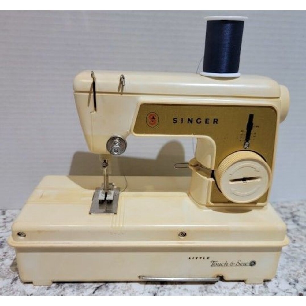 Vtg Singer The Little Touch & Sew Sewing Machine Model 67A23 Working Battery Pow